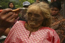 Xác chết lật quan tài trở về nhà và sự thật kinh dị...