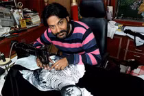 Họa sĩ vẽ tranh bằng... máy may độc nhất vô nhị