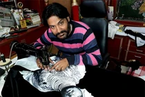 Họa sĩ vẽ tranh bằng... máy may độc nhất vô nhị