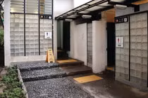 Chuyện có thật: Làm việc ở nhà vệ sinh công cộng phải có bằng ĐH