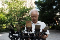Cụ ông gắn 11 điện thoại vào xe đạp chơi Pokemon Go gây sốc