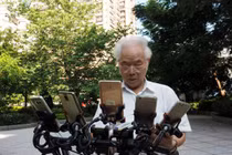 Cụ ông gắn 11 điện thoại vào xe đạp chơi Pokemon Go gây sốc