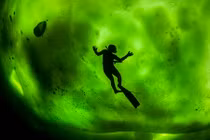 Kỳ ảo vẻ đẹp cực quang dưới làn nước biển