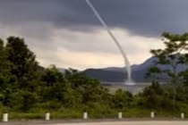 Video: Vòi rồng hút nước lên trời ở Quảng Trị 