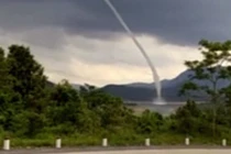 Video: Vòi rồng hút nước lên trời ở Quảng Trị 