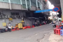 Quán sang đóng cửa, hàng vỉa hè ở Sài Gòn “lên ngôi“