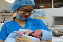 Đêm giao thừa của kíp trực “vượt sóng” với bà bầu