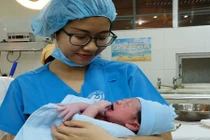 Đêm giao thừa của kíp trực “vượt sóng” với bà bầu