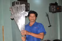 "Dị nhân" Việt Nam: Người nuốt nhiều kiếm nhất VN giờ ra sao?