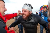 Kỷ lục "độc" người đàn ông bơi quanh nước Anh suốt 5 tháng