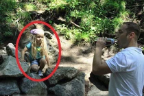 Chuyện lạ hôm nay: Bố thản nhiên nhìn con mắc kẹt và bài học quý