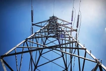 Tiếp xúc dòng điện 11.000 volt, người đàn ông vẫn sống sót kỳ lạ