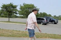 Độc lạ người đàn ông xoay ngược chân 180 độ đi bình thường