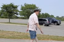 Độc lạ người đàn ông xoay ngược chân 180 độ đi bình thường