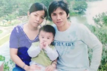 Kiến Thức trao quà của nhà hảo tâm tới bé Thiên Bảo