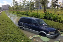 "Chán” đi đường, ô tô lao xuống hồ sen