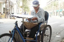 Căm phẫn 2 “nữ quái” chuyên cướp vé số người tàn tật