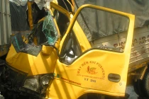 4 xe tải tông nhau, phụ xe chết thảm, dính chặt trong cabin