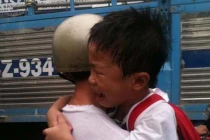 Thảm thương cuộc sống của trẻ mất cha, mẹ vì TNGT