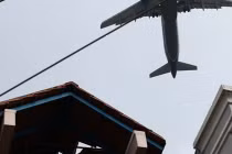 Thêm “nghi án” máy bay gây tốc ngói nhà dân