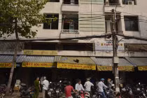 Dì đi chợ, bé 4 tuổi rơi từ tầng 7 tử vong