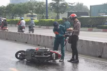 Giao thông hỗn loạn vì đường trơn như bôi mỡ