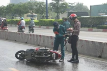 Giao thông hỗn loạn vì đường trơn như bôi mỡ