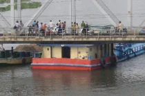 Triều cường dâng, xà lan “đội” cầu Bình Lợi... tê liệt giao thông