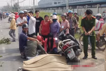 Chồng gào khóc bên xác vợ bị xe tải cán chết thảm