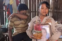 Nhói lòng trẻ thơ đưa tang mẹ