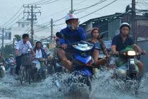 Triều cường chưa lên đỉnh, TP HCM đã “ngộp” trong biển nước