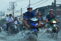 Triều cường chưa lên đỉnh, TP HCM đã “ngộp” trong biển nước