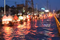 Triều cường, mưa lớn lại “nhấn chìm” TP HCM trong biển nước