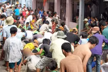 “Đại gia” Sài Gòn bị cướp... dân lao vào “hôi của”