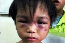 Sáng đi chùa, tối đánh, bắt cháu ngoại đi ăn xin