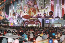 Biển người nghẹt kín TP HCM trước đêm Noel