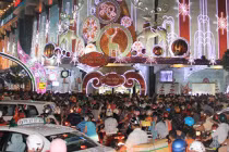 Biển người nghẹt kín TP HCM trước đêm Noel