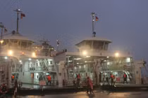 Chống bão số 13 tấn công TP HCM, dân tất bật di dời