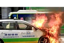 Taxi cháy dữ dội trên đường chở khách ra Tân Sơn Nhất
