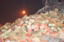 Người dân giúp tài xế thu gom hàng trăm thùng sữa bị đổ