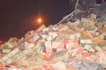 Người dân giúp tài xế thu gom hàng trăm thùng sữa bị đổ