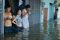 Cảnh nước ngập ngang hông, dân nhai bánh mì... chống chọi