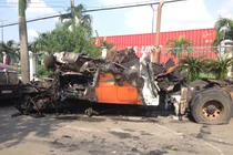 Vượt cầu thép, xe đầu kéo container cháy trơ khung