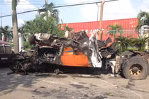 Vượt cầu thép, xe đầu kéo container cháy trơ khung