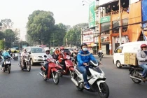 Người dân TP HCM co ro vì lạnh