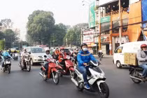 Người dân TP HCM co ro vì lạnh