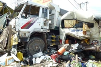 Xe tải mất phanh, đâm nát xe khách, hàng chục người bị thương