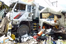 Xe tải mất phanh, đâm nát xe khách, hàng chục người bị thương