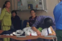 Những đứa trẻ trở về nhà trên xe tang