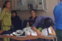 Những đứa trẻ trở về nhà trên xe tang